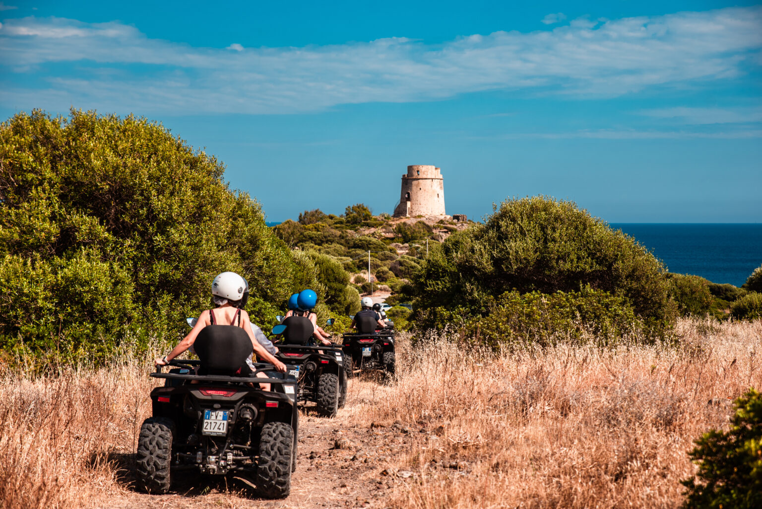 Gruppo di quad sullo sterrato verso Torre Canai, sull'isola di Sant'Antioco